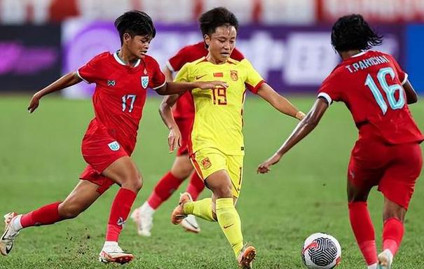关于国际女足赛火爆上演惊险一幕，全队团结奋战取胜的信息